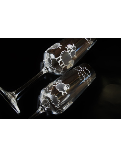 Deux flutes blanches en cristal peintes à la main représentant des petits moutons jouant dans les nuages Pièces uniques et personnalisables
