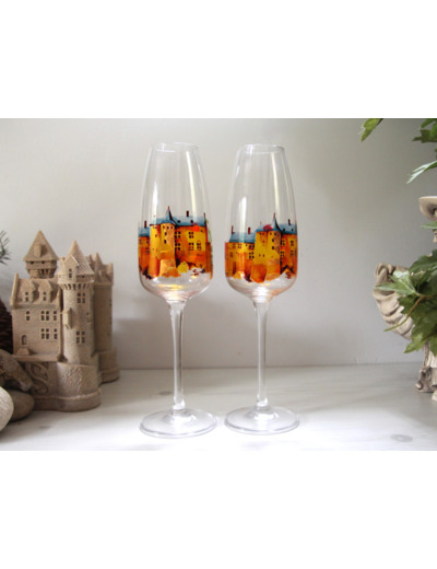 Jolies flutes à champagne artisanales peintes à la main représentant le château de Chinon coloris rouges orangés signées