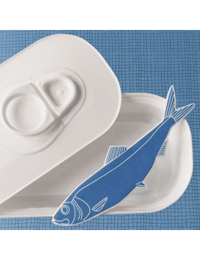 Broche sardine coloris bleu dessin blanc