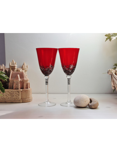 Duo de deux grands verres en cristal rouge peints à la main et personnalisables décorés de petites fleurs blanches grises et noires