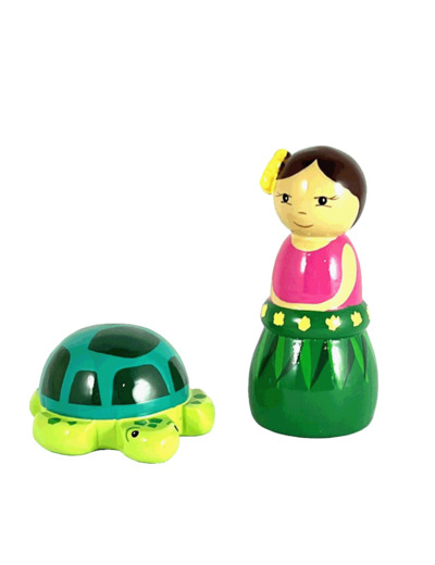 Fillette Thaitienne en bois tourné 10cm avec tortue  + boite