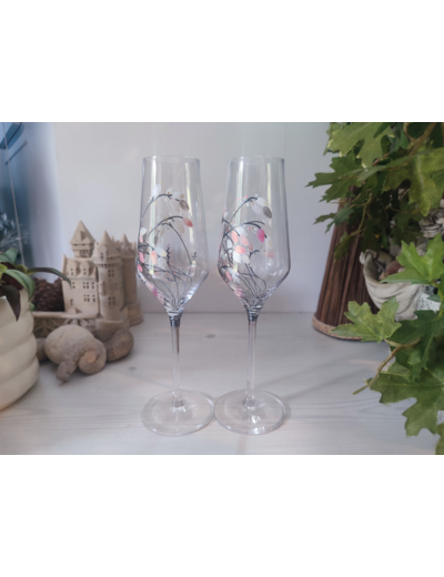 Verres à pied en cristal décoré à la main aux coloris pastels allant du blanc au rosé représentant de jolies fleurs de dune