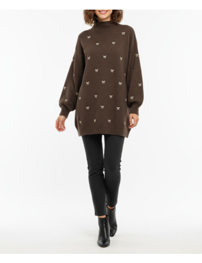 Pull long oversize beige à col montant – Motifs nœuds brodés