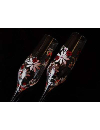 Jolies flutes décorées à la main  dans les coloris rouge et noir sur le thème des coccinelles