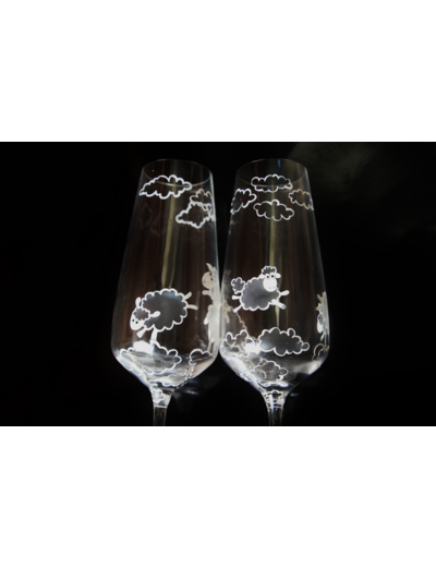 Flutes blanches en cristal peintes à la main représentant des petits moutons jouant dans les nuages Pièces uniques et personnalisables