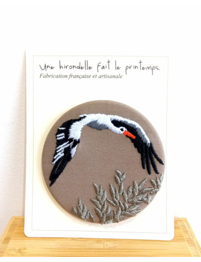 Broche brodée "Cigogne"Une hirondelle fait le printemps