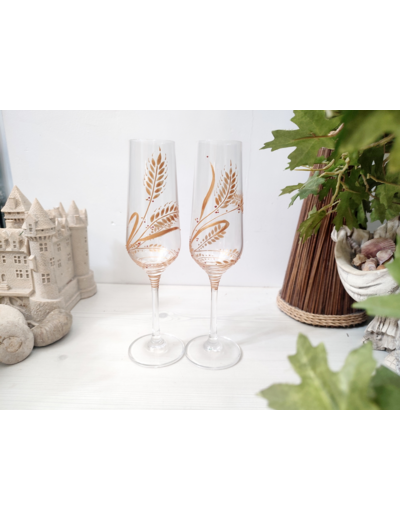 Lot de deux flutes à champagne peintes à la main et personnalisables au coloris doré décorées de feuillages pour fêter ses noces de froment