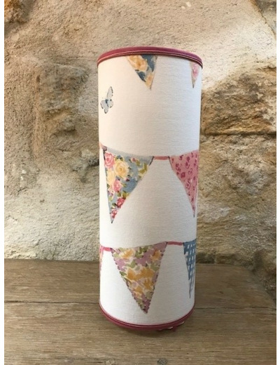 Jolie lampe cylindrique en tissu imprimé  fanions multicolore