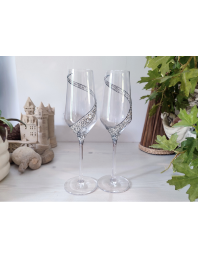 Flutes peintes à la main décorées de petites fleurs en forme de spirale blanches nacrées et argentés en relief