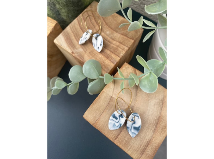 Boucles d'oreille créoles en porcelaine blanche et colorée