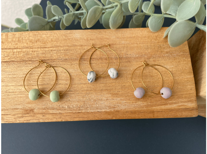 Boucles d'oreille créoles avec perle en porcelaine colorée