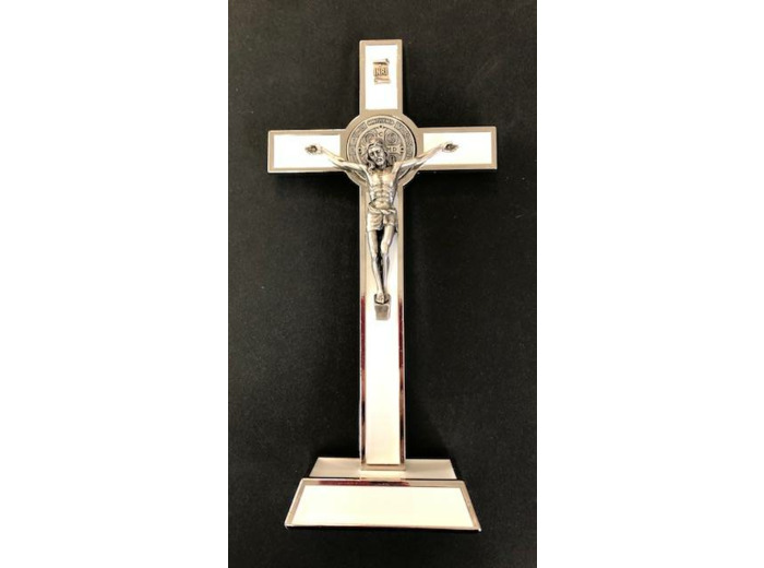 Croix ST Benoît sur PIED- 20x10cm- métal argenté + EMAIL BLANC
