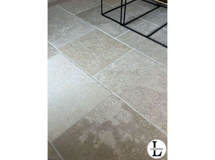 Dallage pierre de Charente Ponsac finition Antique bandes 60cm x longueurs libres x 2cm