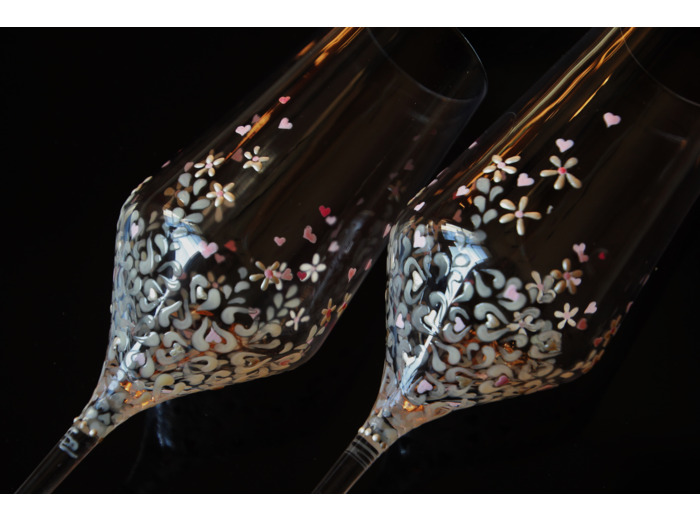 Lot de deux flutes à champagne peintes à la main personnalisables décorées de jolies fleurs blanches crème et de petits coeurs roses