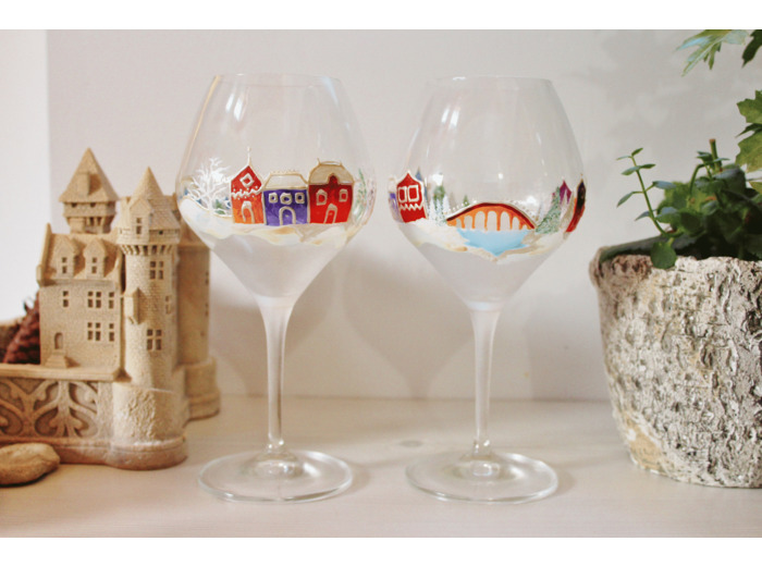Duo de deux verres à pied peints à la main sur le thème de Noël représentant un joli petit village sous la neige verre signé personnalisable