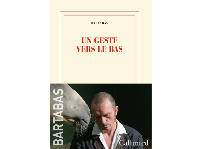 UN GESTE VERS LE BAS