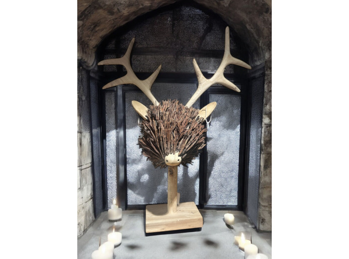 Sculpture en bois en forme de tête de cerf sur socle