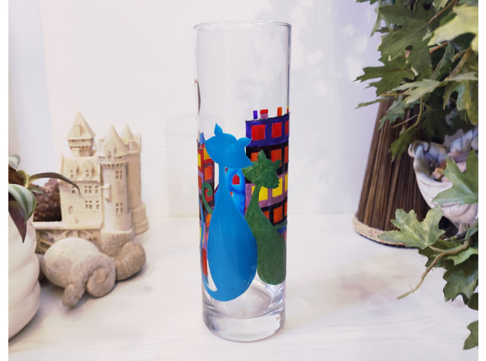 Vase peint à la main original et multicolore ou deux chats amoureux contemplent la ville sous la lune