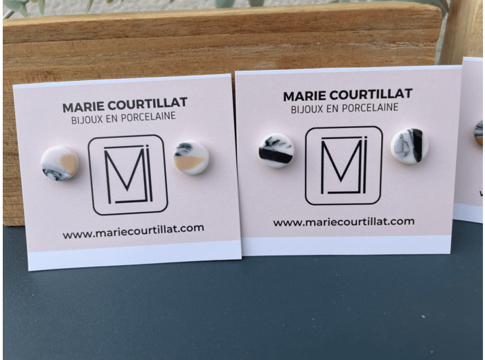 Clous d'oreille en porcelaine blanche et colorée