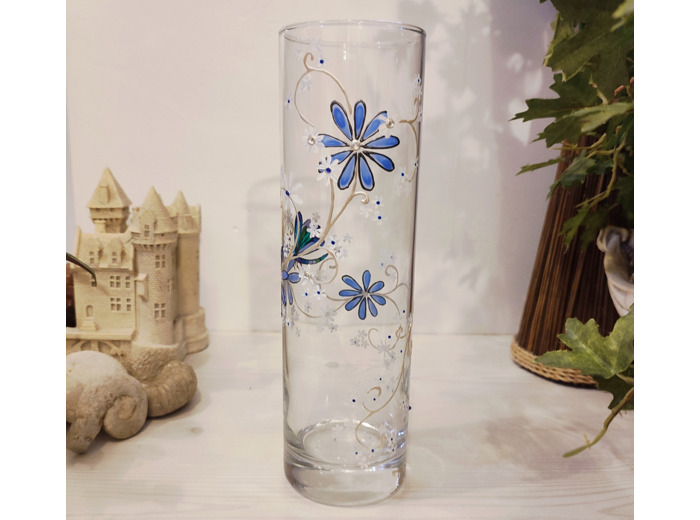 Grand vase artisanal peint à la main aux coloris bleus et blancs représentant une libellule voltant de fleur en fleur