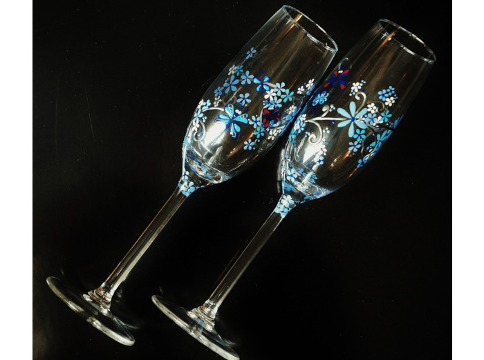 lot de deux jolies flutes peintes à la main artisanalement sur le thème des papillons bleus turquoises verres personnalisables et uniques