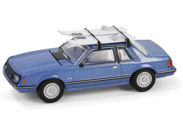 Ford Mustang Ghia Coupé with Ski Roof Rack Bleu 1981 - 1/64 - Greenlight