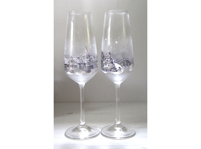 Flûtes à champagne peintes à la main artisanalement représentant un village de noël sous la neige