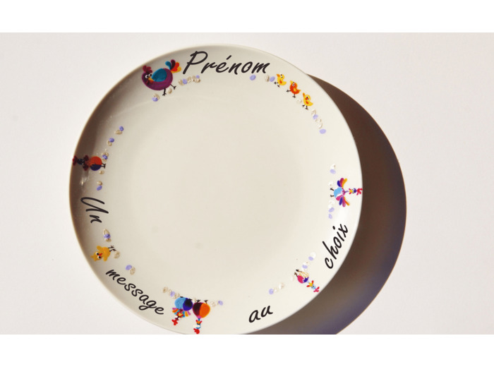 Assiette enfant  personnalisée et artisanale de 19 cm représentant des petites poules et poussins, très colorée, signée et daté