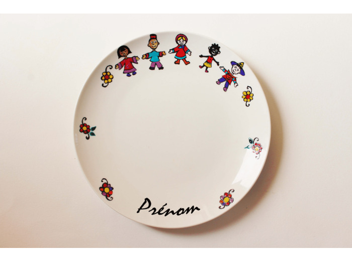 Assiette en porcelaine personnalisable au prénom de votre choix sur le thème des enfants du monde peinte à la main 19cm, signée et daté