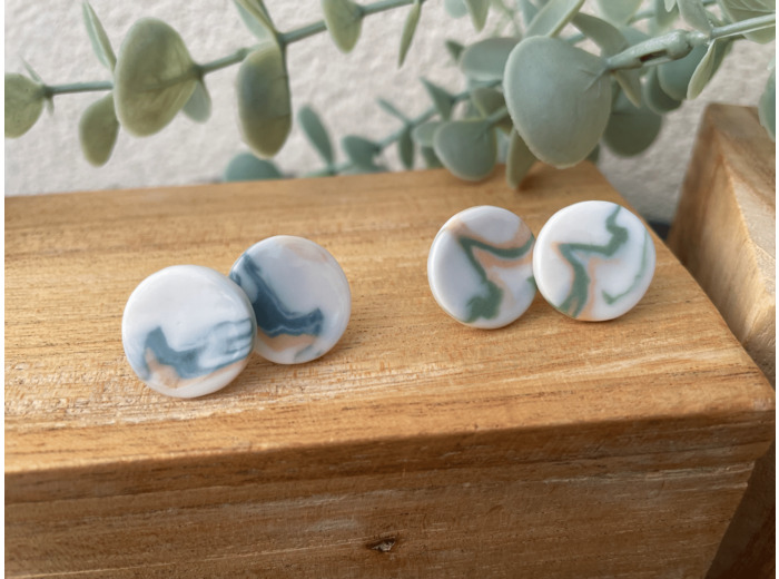 Clous d'oreille en porcelaine blanche et colorée