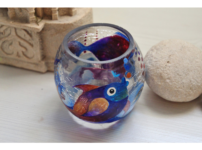 Photophore en verre craquelé peint à la main sur le thème des poissons des îles dans les tons bleus.