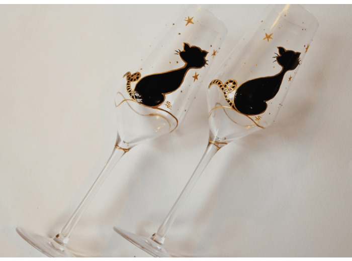 Duo de flutes à champagne peintes à la main représentant un petit chat noir sous les étoiles dorées, verres personnalisables