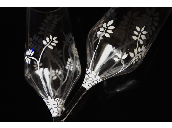 Flutes à champagne peintes à la main coloris blanc perle décorées de feuillages découpés pour fêter ses noces de froment