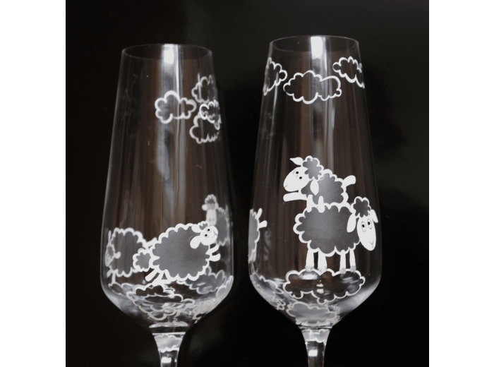Deux flutes blanches en cristal peintes à la main représentant des petits moutons jouant dans les nuages Pièces uniques et personnalisables