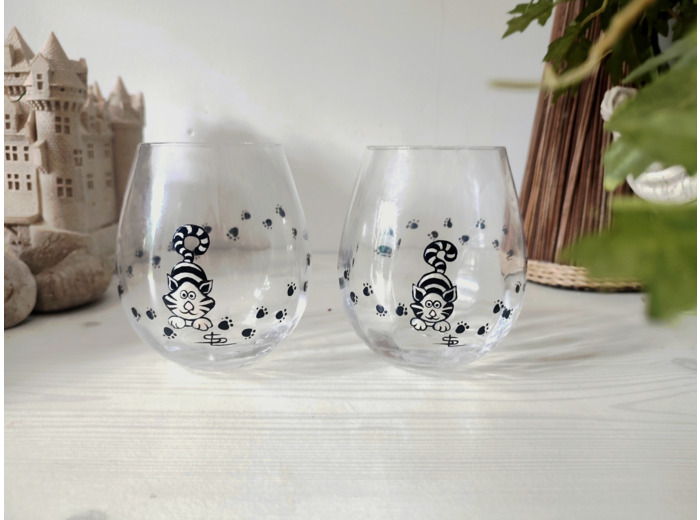 Duo de deux verres à whisky en cristal peints à la main représentant deux petits chats qui vous observent