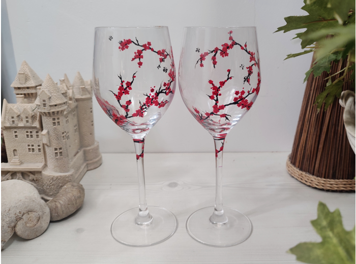 Jolis verres à vin en cristal "cerisiers du Japon" original peint à la main et décoré d'une guirlande de petites fleurs rouges