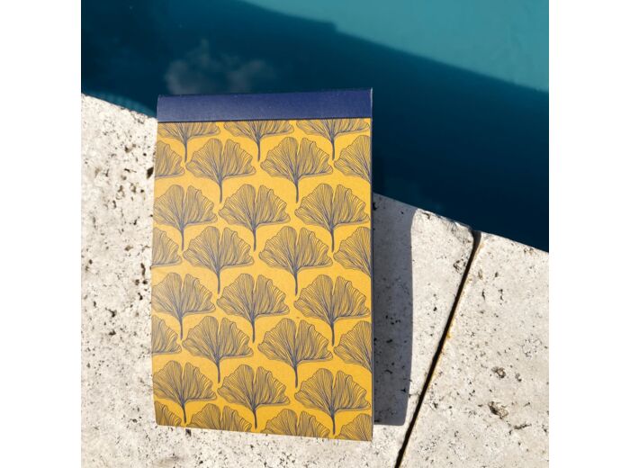 Bloc-notes fermé fond coloris jaune motif ginko bleu marine