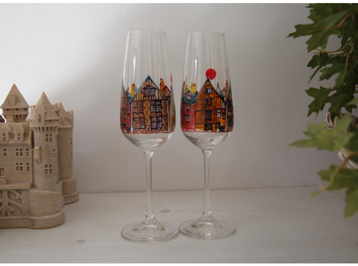 Flûtes à champagne peintes à la main collection châteaux de la Loire représentant les maisons du vieux Tours personnalisables et uniques