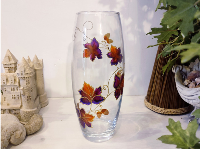 Joli vase peint à la main aux couleurs chaudes de l'automne ou une guirlande de feuilles mortes sillonnent la paroi du vase original signé