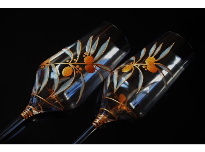 Jolies flutes à champagne peintes à la main sur le thème de l'olivier au feuillage découpé