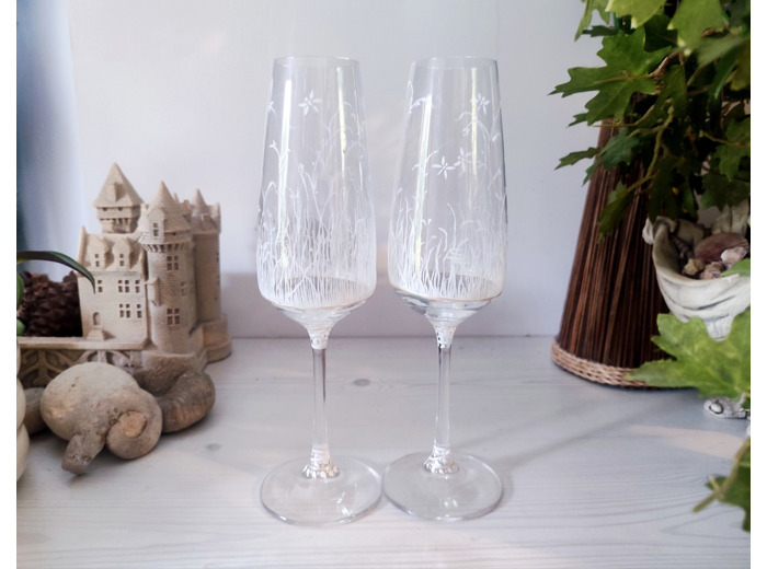 Grandes flutes à champagne en cristal peintes à la main dans les coloris blanc perle décorées de petites libellules