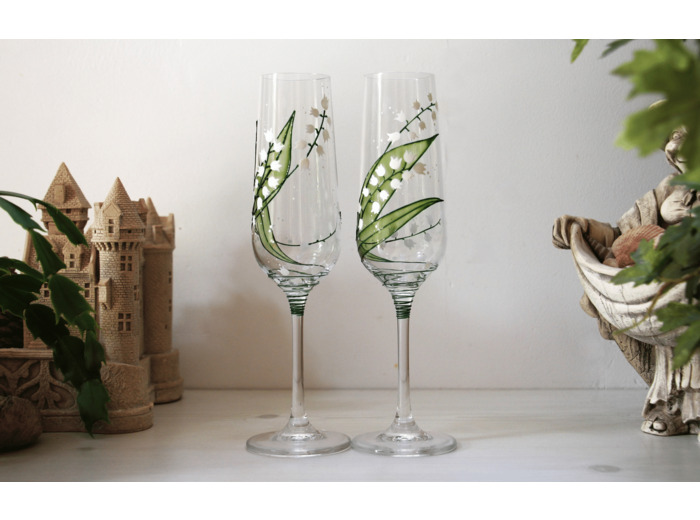 Duo de flutes à champagne en cristal de bohème peintes à la main sur le thème délicat du muguet coloris blancs et verts