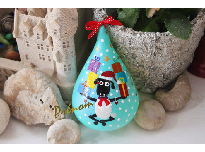 Boule de noël personnalisable du prénom de votre choix en verre peinte à la main représentant un petit mouton diamètre 8cm hauteur 13cm