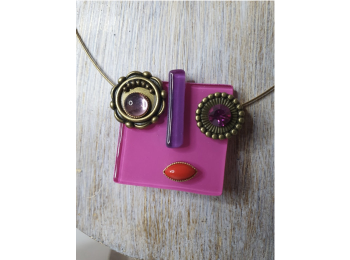 Collier tête carrée rose