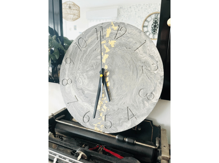 Horloge en Jesmonite