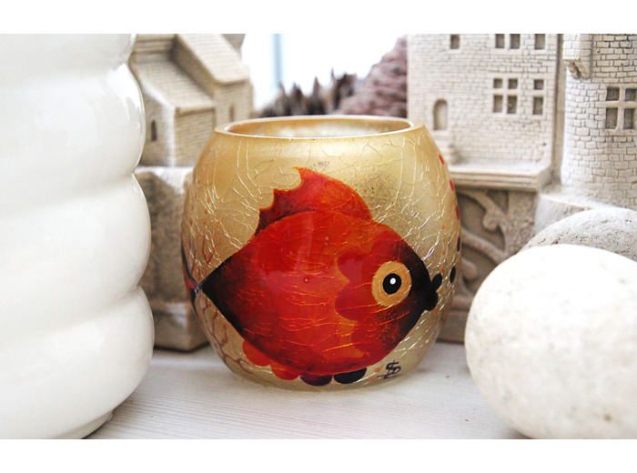 Photophore en verre craquelé peint à la main sur le thème des petits poissons des îles dans les tons rouges orangés