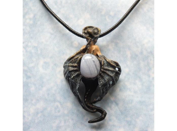 Pendentif "Dragonnière de Pern" pierre naturelle Calcédoine