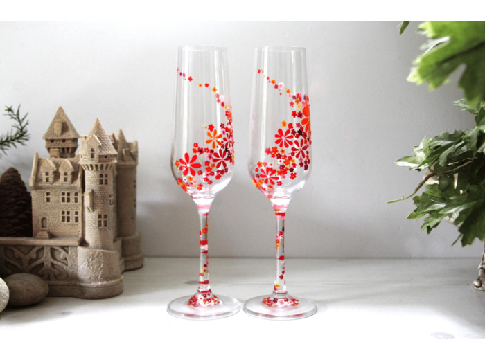 Lot de deux flutes à champagne peintes à la main fleuries d'un bouquet de fleurs aux coloris roses oranger rouge et cuivré personnalisables