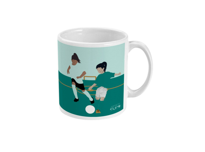 Tasse ou mug football "Les deux footballeuses" - personnalisable