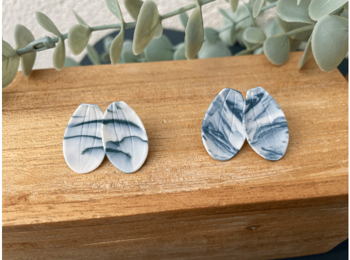 Clous d'oreille en porcelaine blanche et colorée